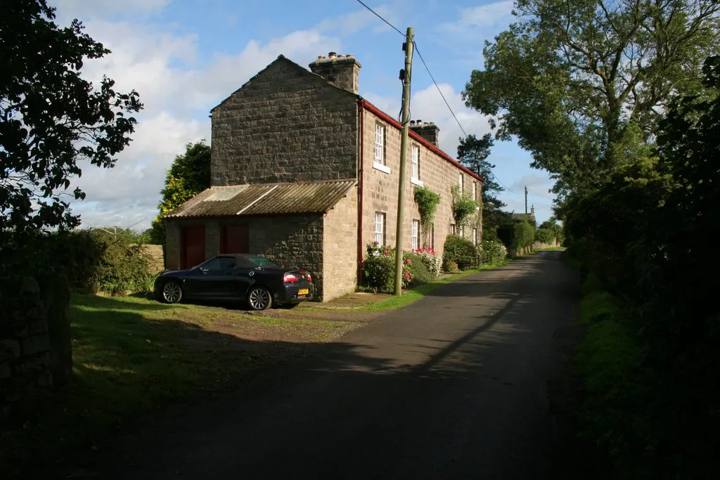 Photo showing: Braythorne Cottages, Braythorn. The OS map has two different spellings for the name Braythorn(e). This is a similar view to 30313 which was taken four years ago.
