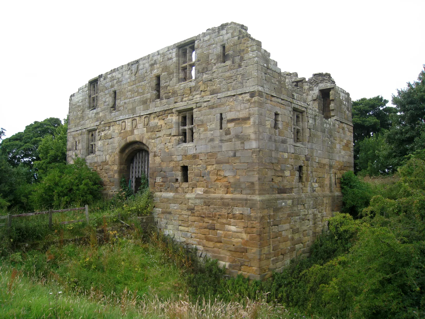 Photo showing: External view of Whorlton Castle, North Yorkshire