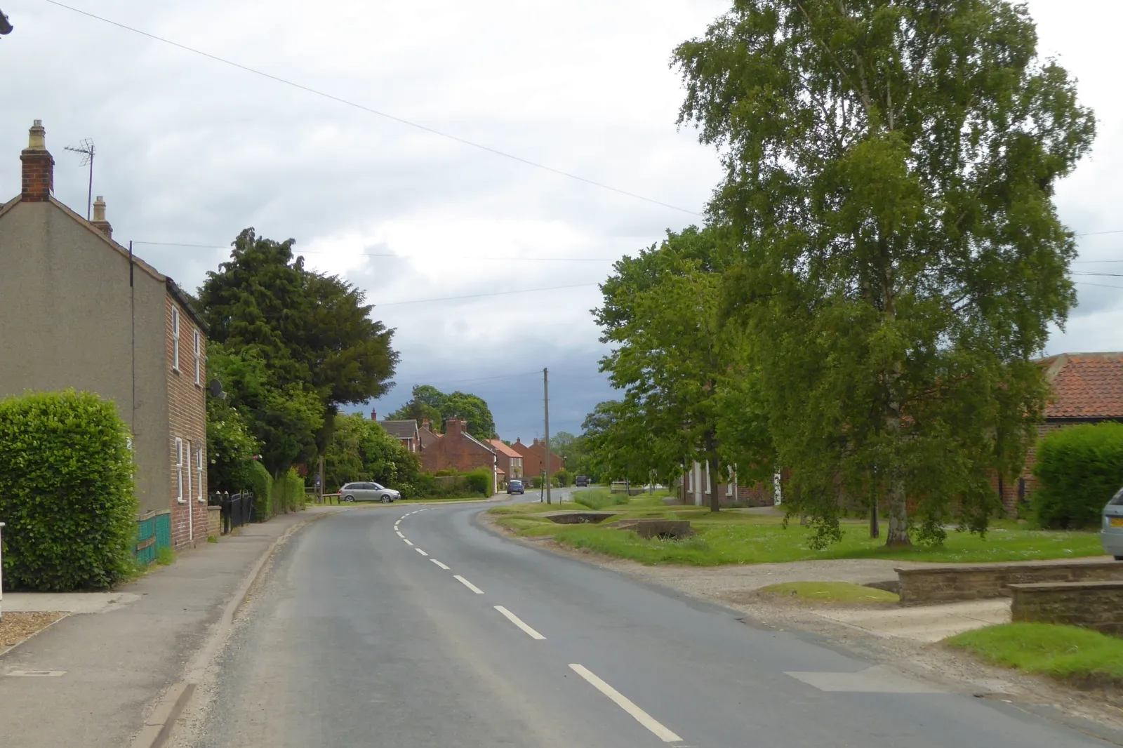 Photo showing: Weaverthorpe village street and stream