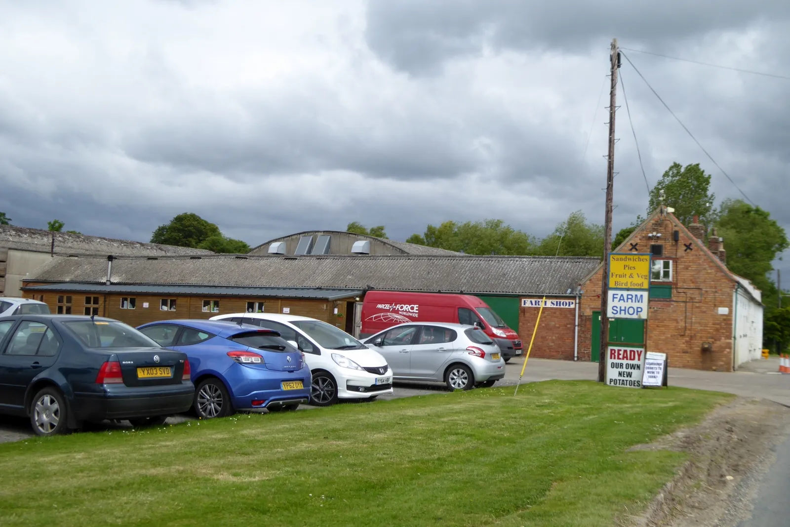 Photo showing: Farm shop and its car park, Butterwick