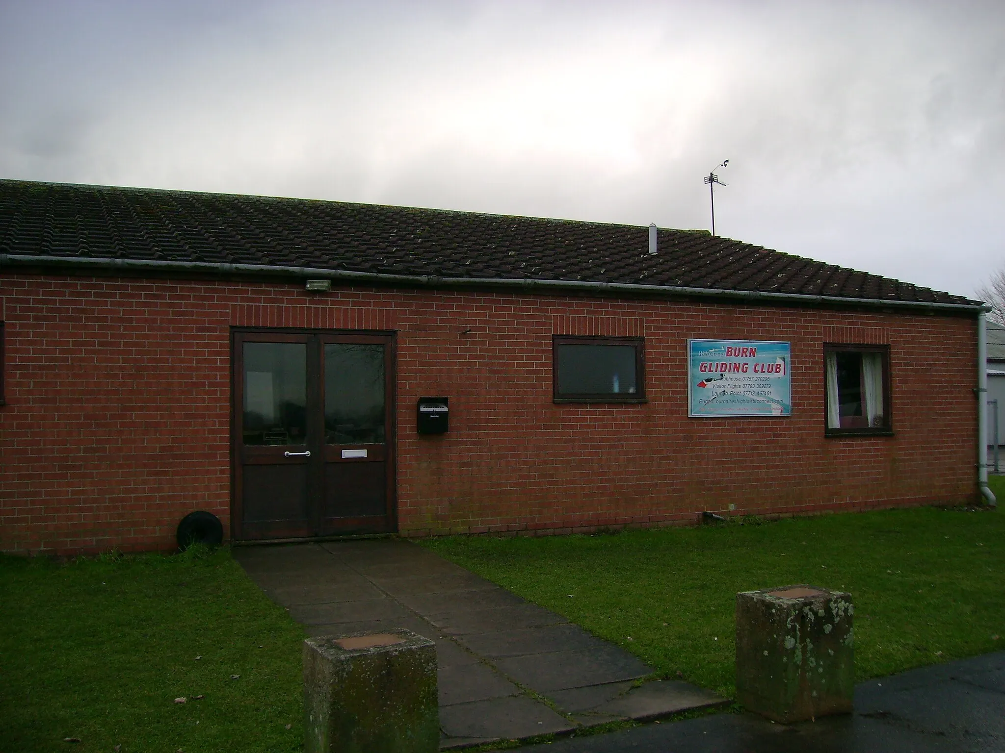 Photo showing: Burn  Gliding  Club  HQ. On the northwestern side of the disused WW2 airfield at Burn.