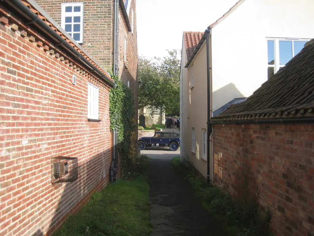 Photo showing: Footpath to the church