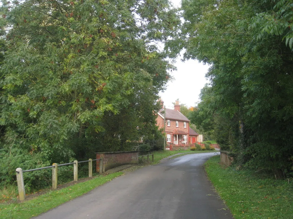 Photo showing: Bridge over Eastburn Beck, Kirkburn