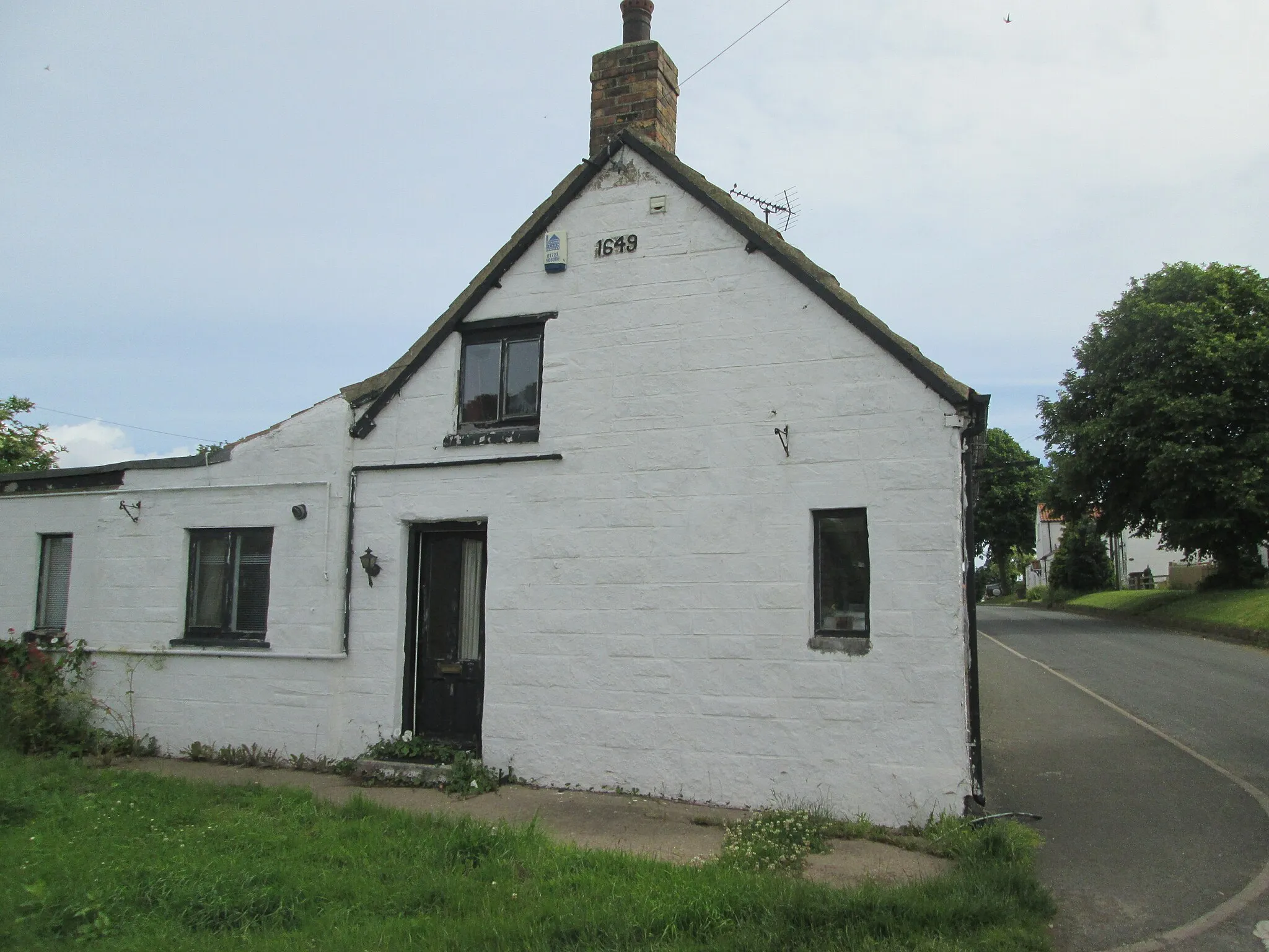 Photo showing: Cottage  in  Staxton  built  1649