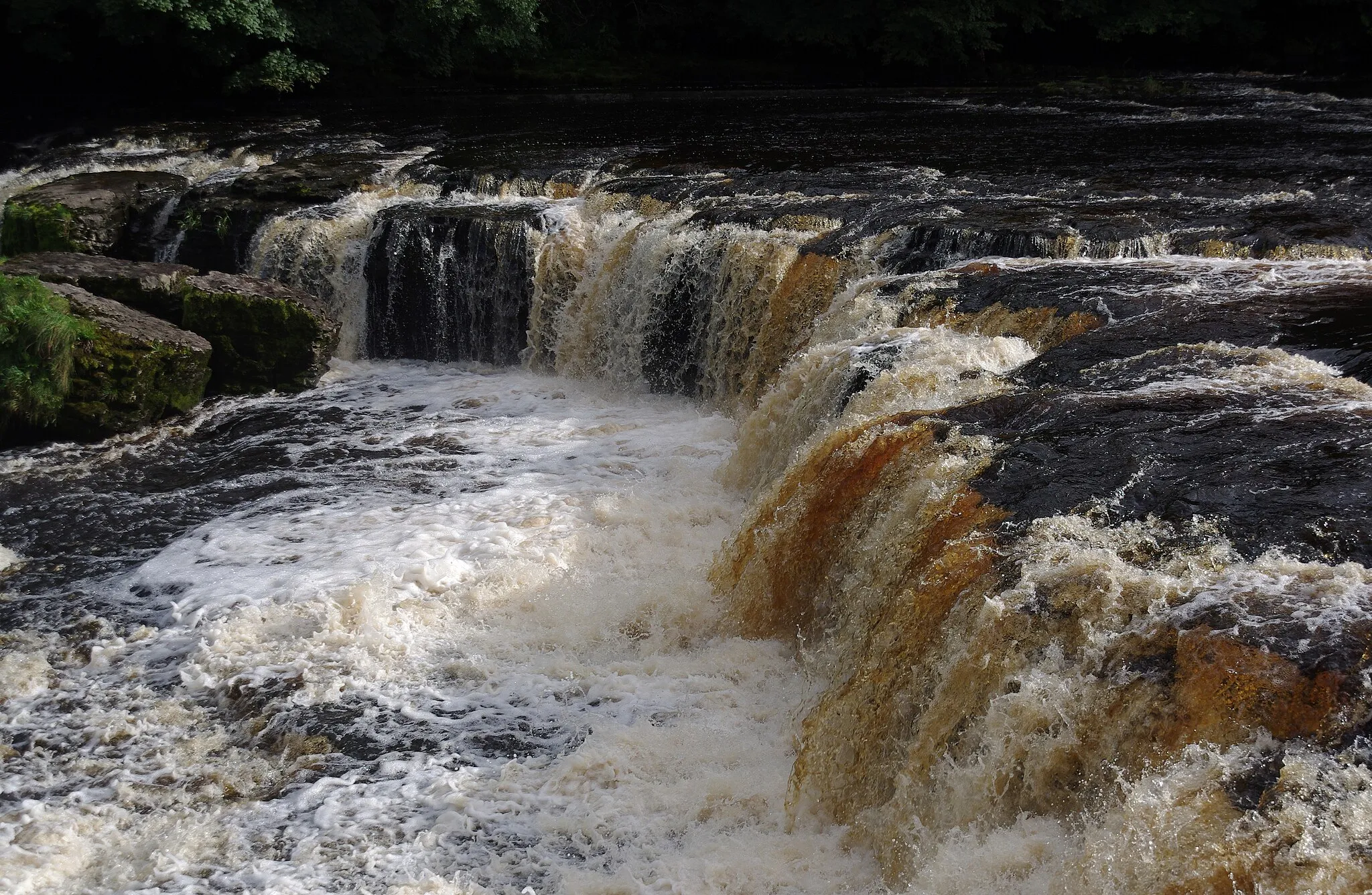 Photo showing: Short exposure photo of the upper Aysgarth Falls in Yorkshire.