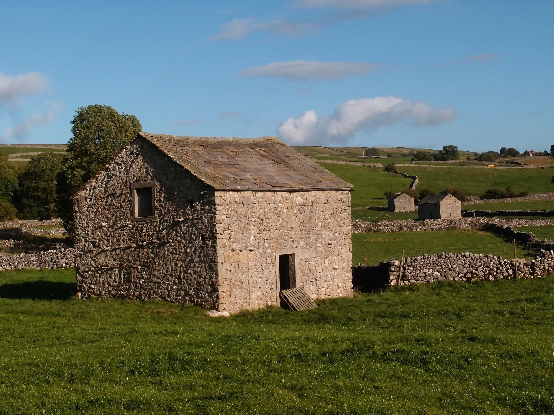 Photo showing: Stone field barns, near Grassington