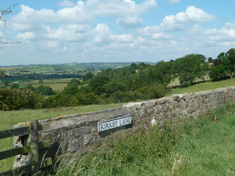 Photo showing: Kirkby Lane and view west