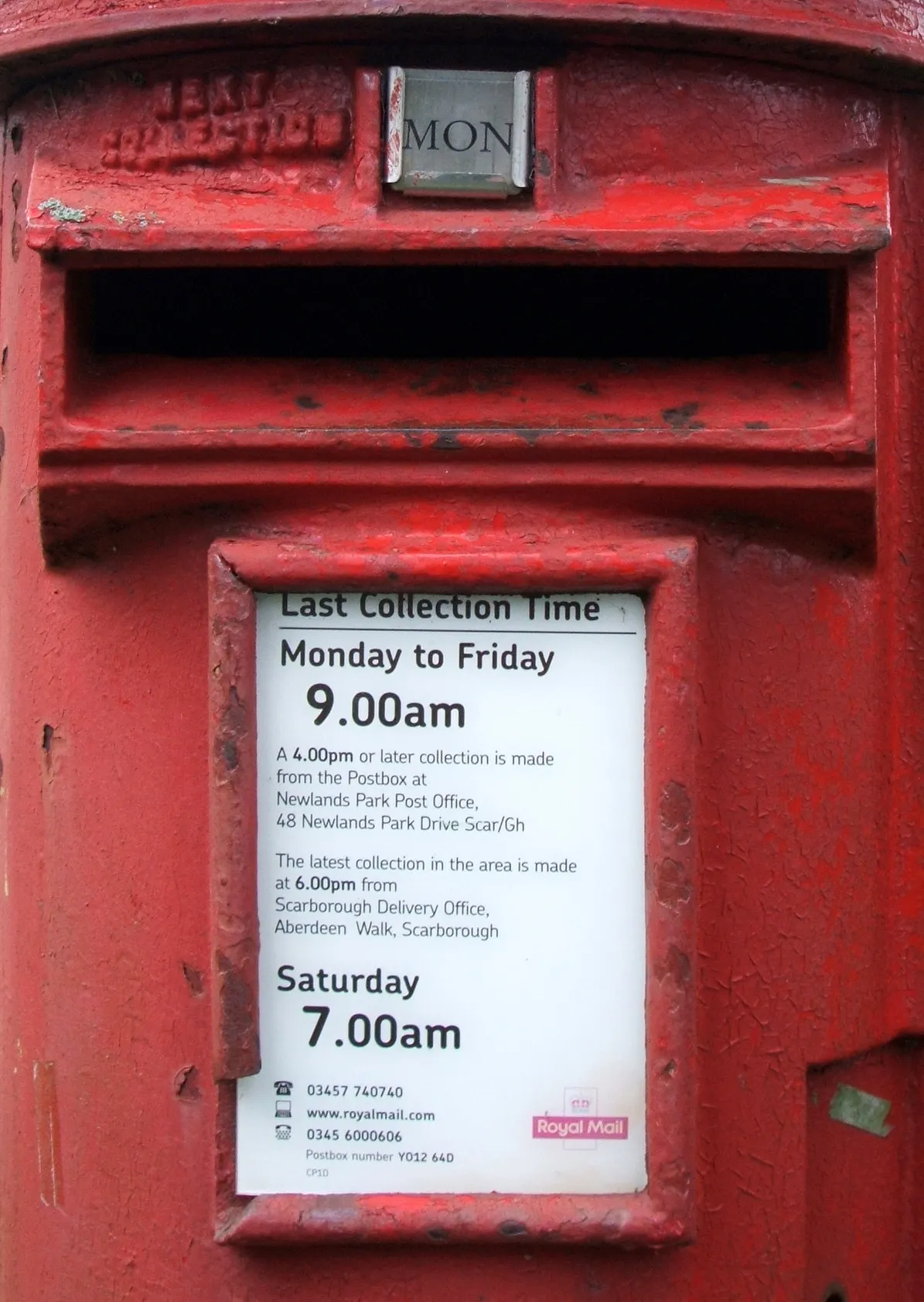 Photo showing: Detail, Elizabeth II postbox on Cross Lane, Scarborough