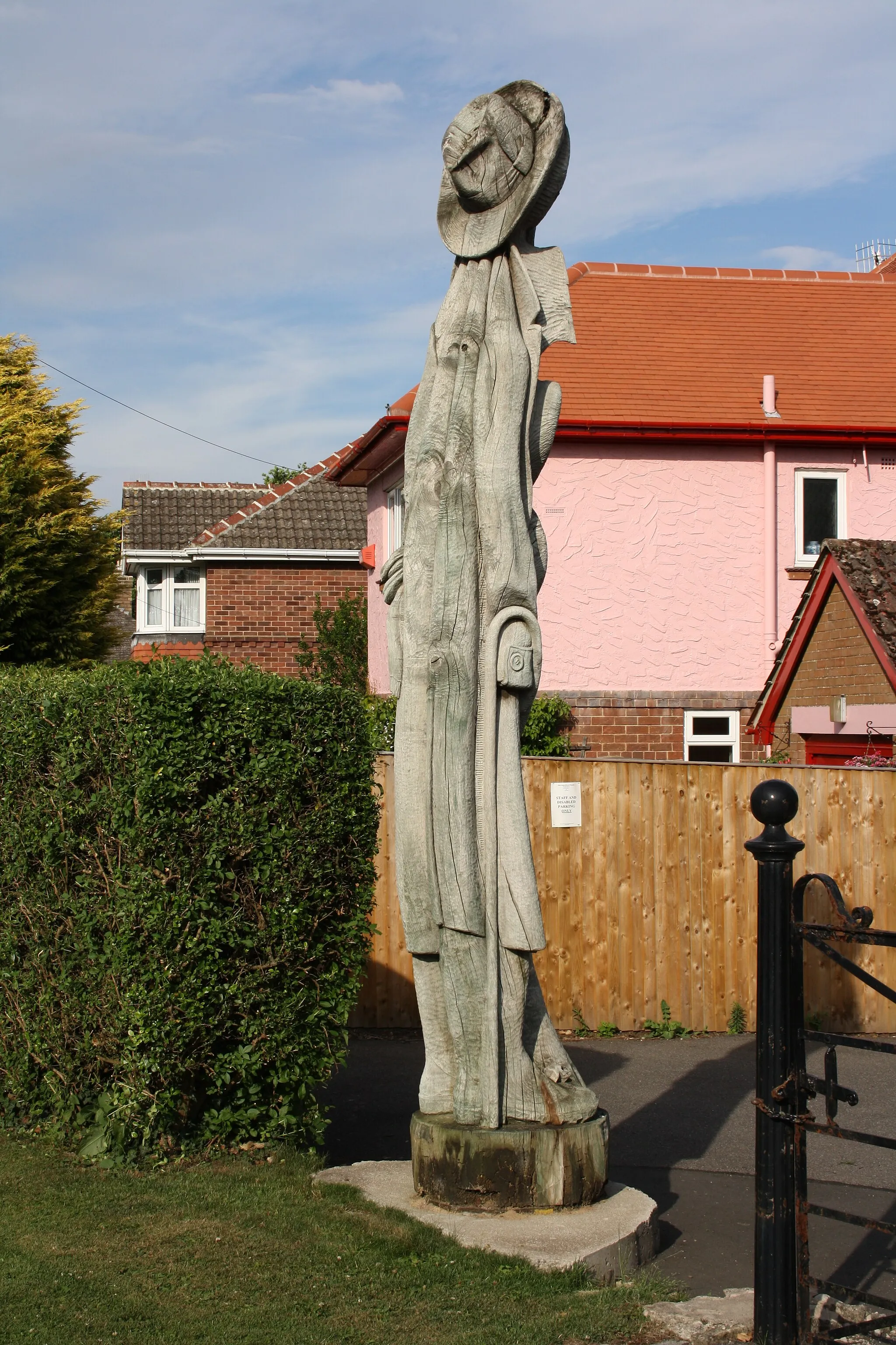 Photo showing: Tree Sculpture at East Ayton