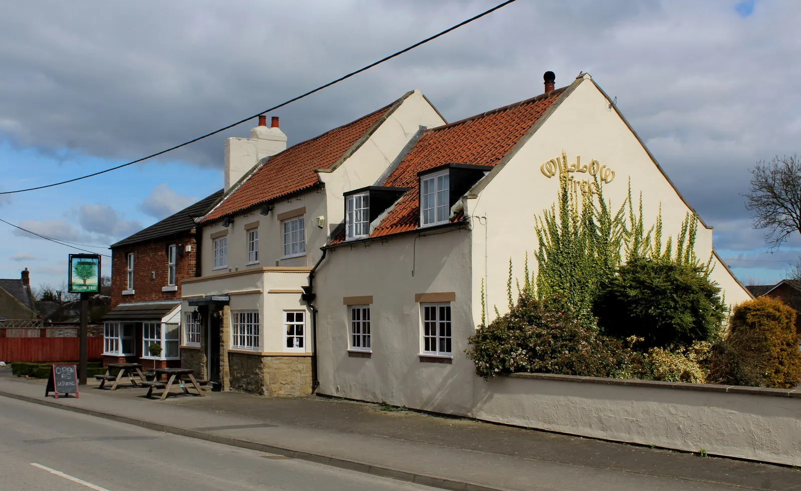 Photo showing: The Willow Tree, Leeming