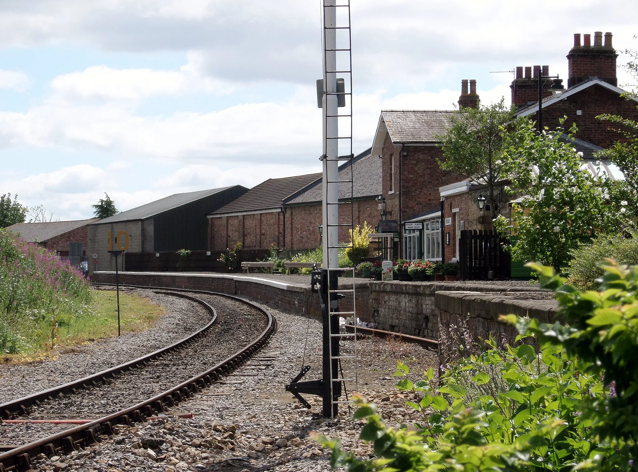 Photo showing: Bedale railway station, view to the west, Wensleydale Railway, North Yorkshire, England.