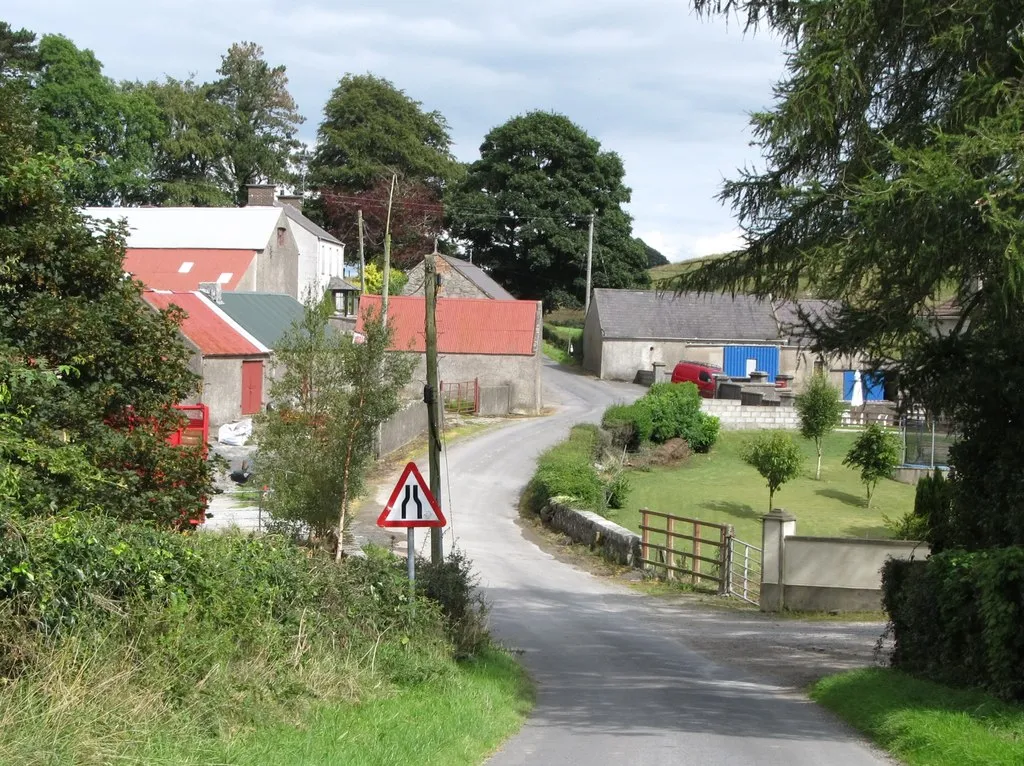 Photo showing: Flush farmhouse and buildings on Flush Road