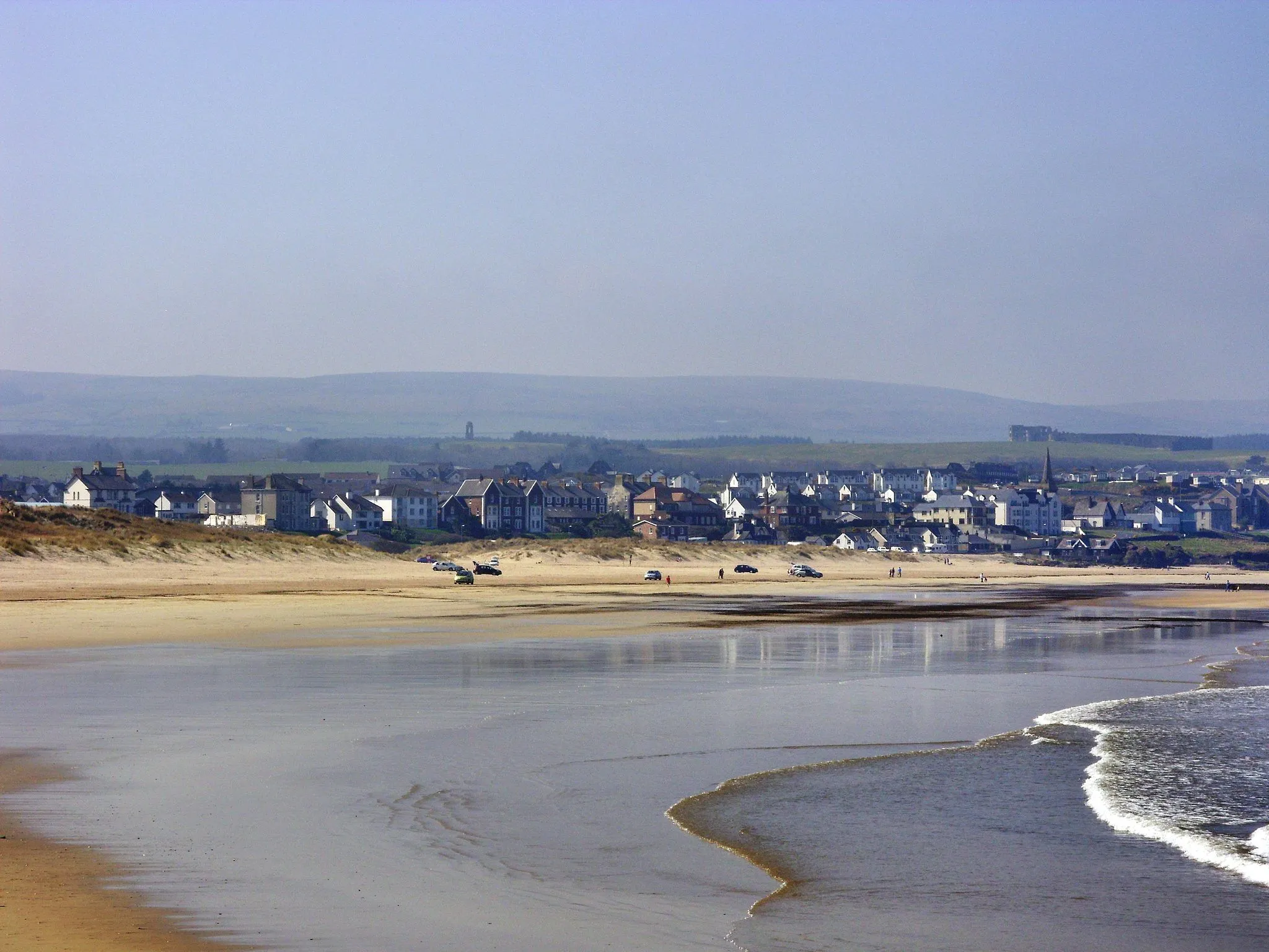 Photo showing: Castlerock, Co. Londonderry, viewed from Castlerock beach.