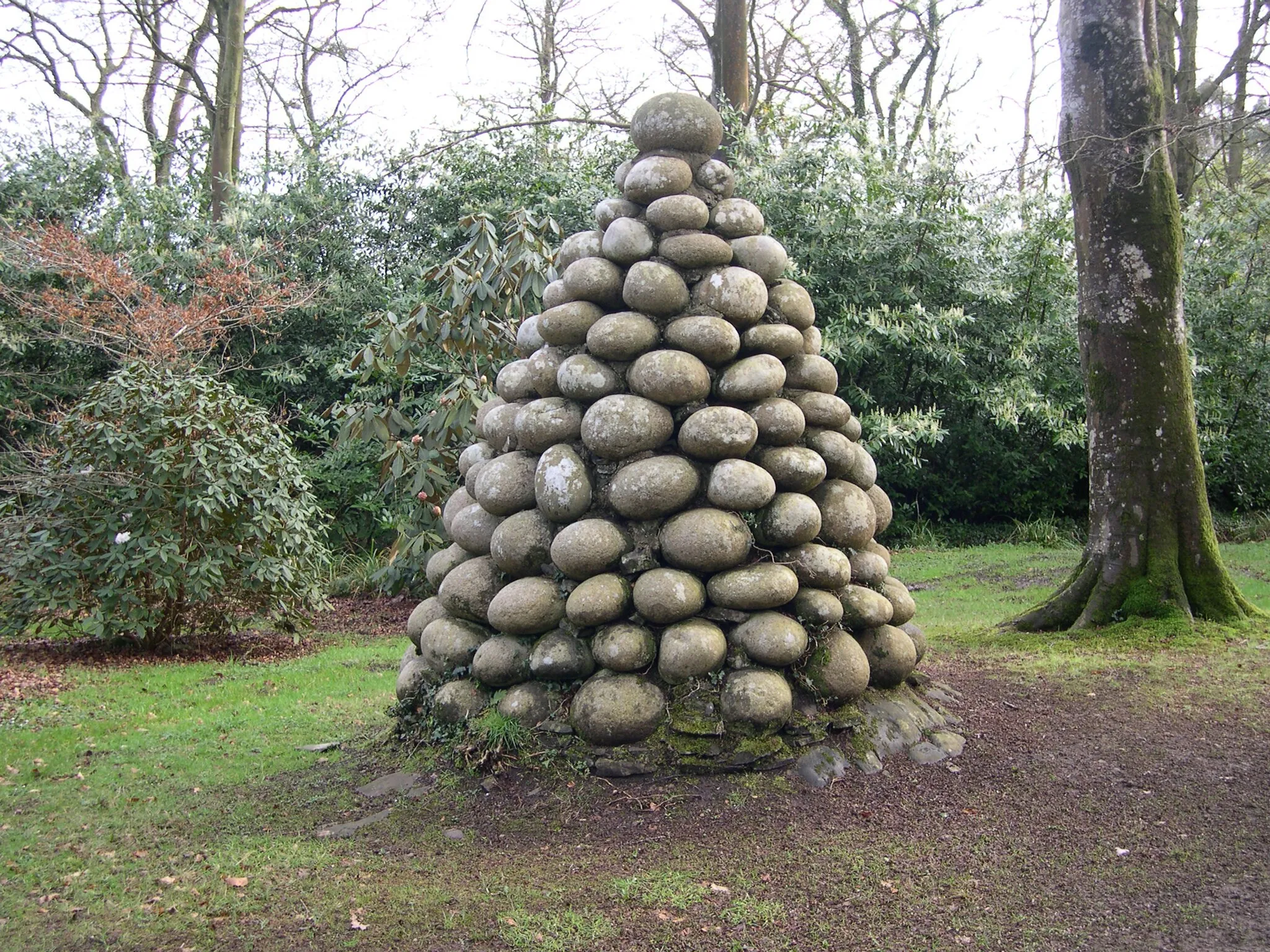 Photo showing: Arrangement of stones at Rowallane Garden
Credit: A Peter Clarke image