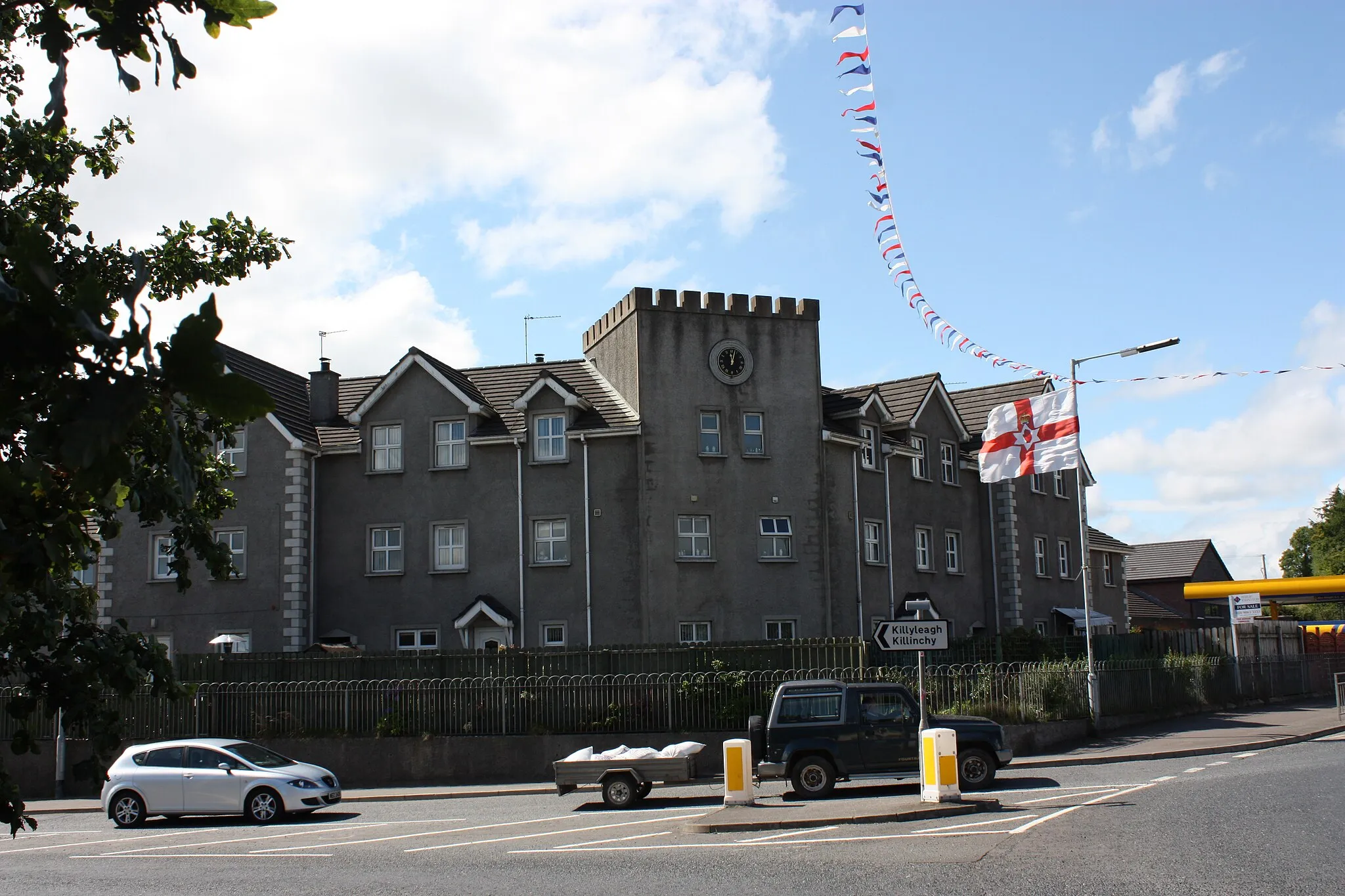 Photo showing: Buildings on the corner of Church Hill and Saintfield Road, at the roundabout, Ballygowan, County Down, Northern Ireland, August 2010