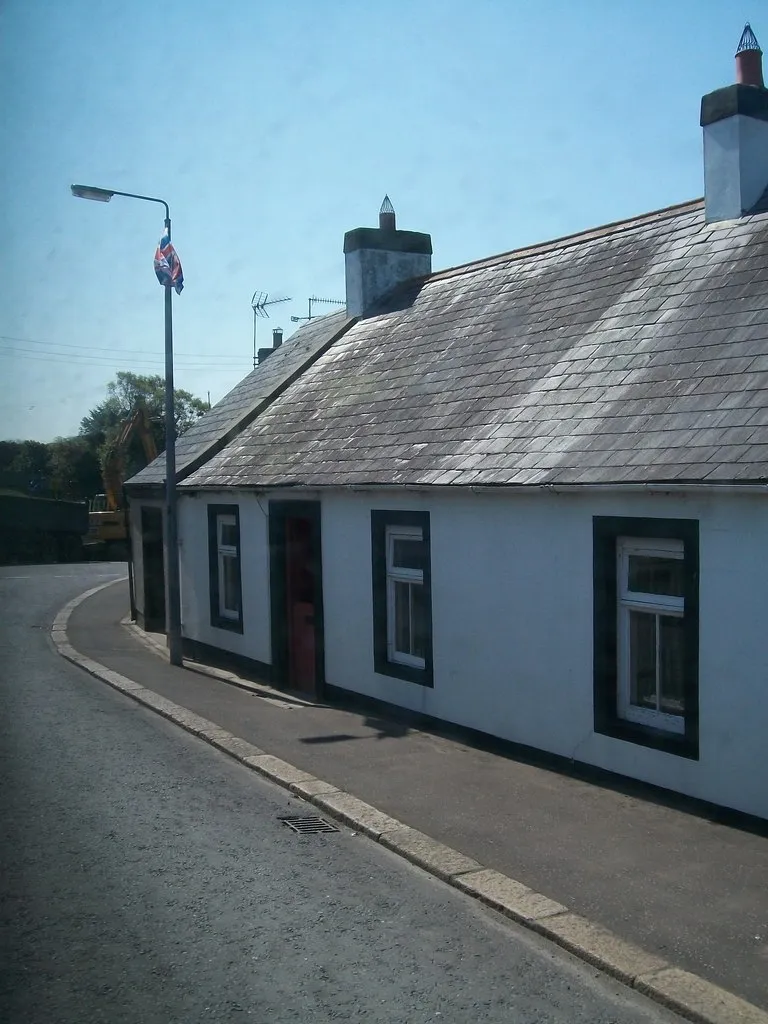 Photo showing: Cottages on the corner of Carrowdore Road and North Street, Greyabbey