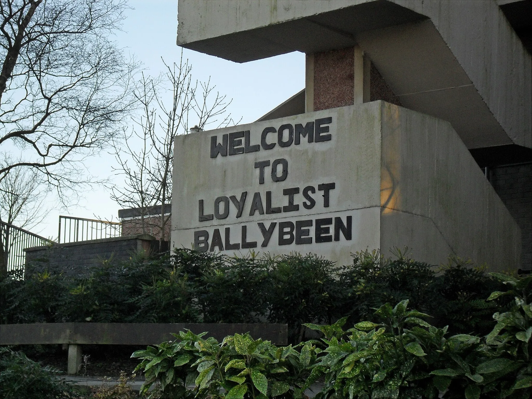 Photo showing: "Welcome to Loyalist Ballybeen" The ever welcoming wall inscription on Drumadoon Drive.