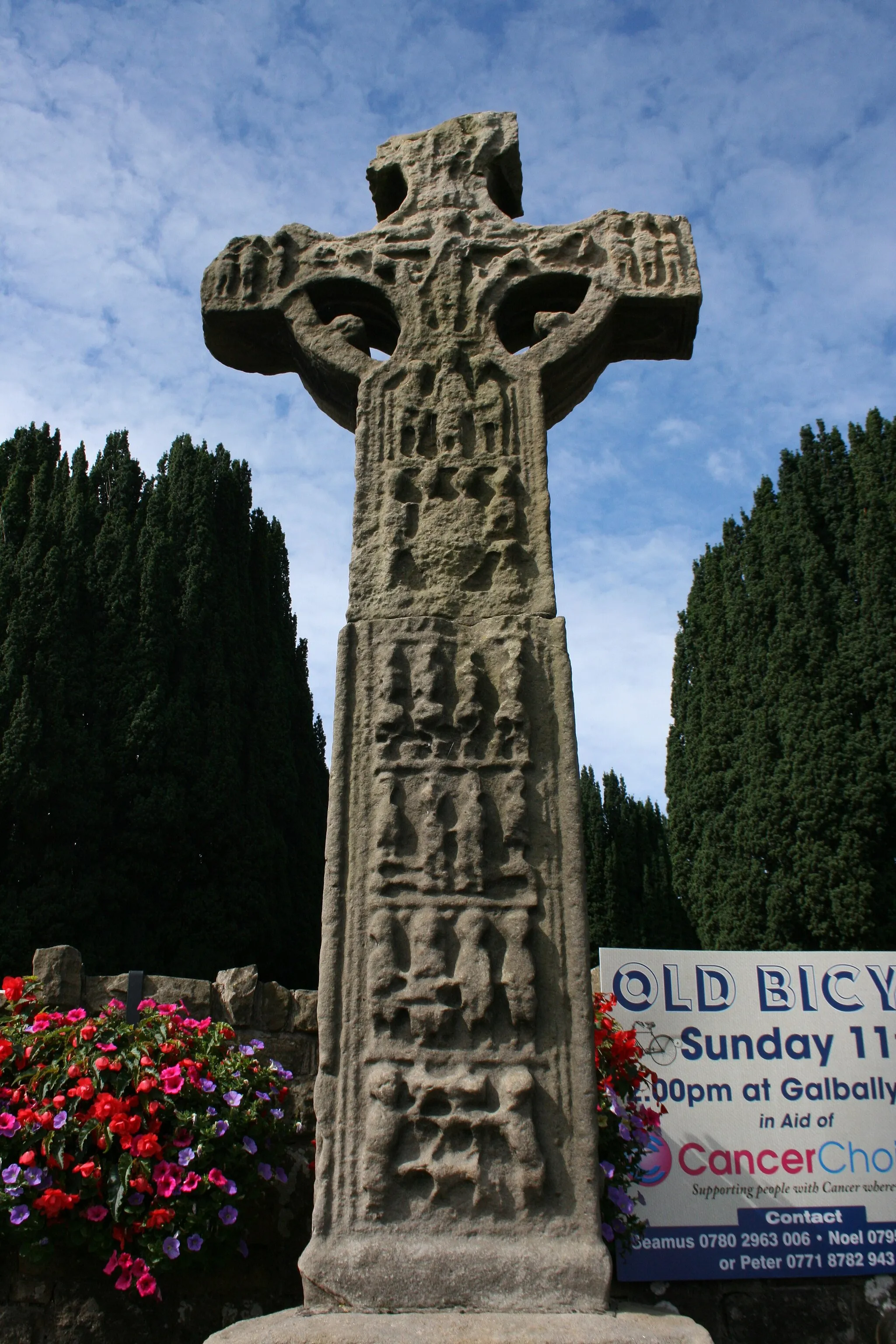 Photo showing: Donaghmore High Cross at the top of Main Street (9th Century)