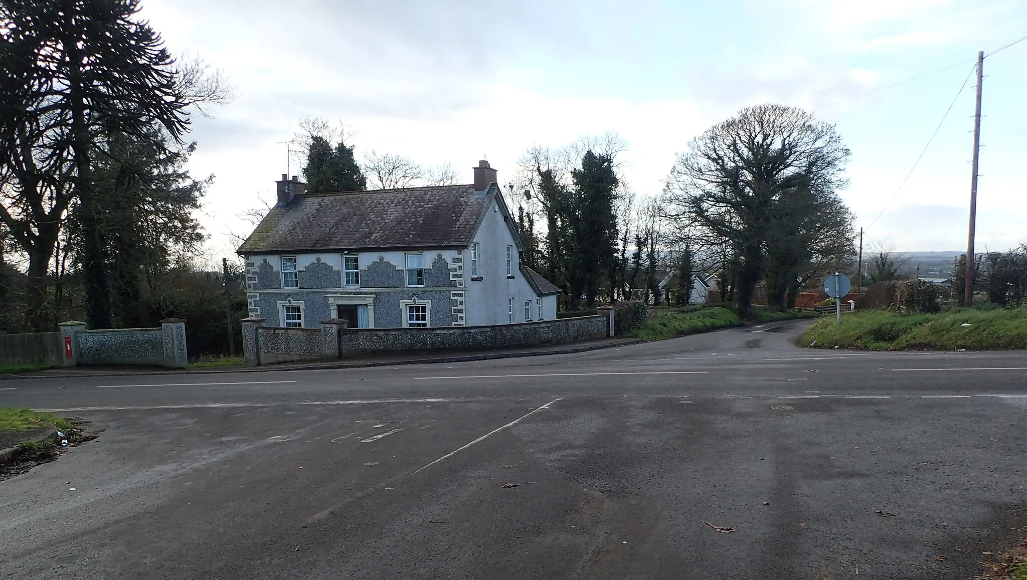 Photo showing: House at the crossroads