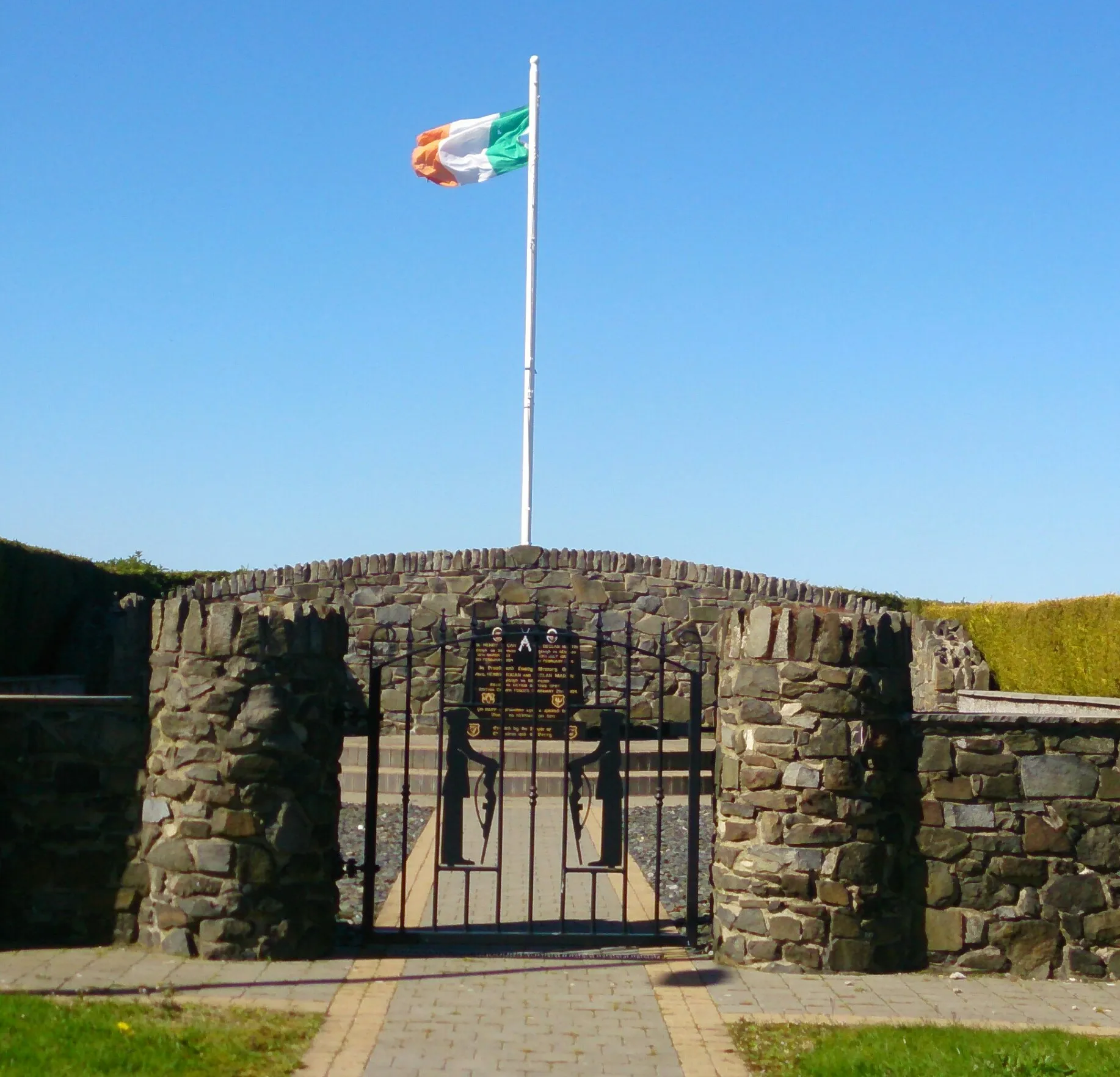 Photo showing: A memorial in Dunloy honouring IRA volunteers Henry Hogan and Declan Martin.