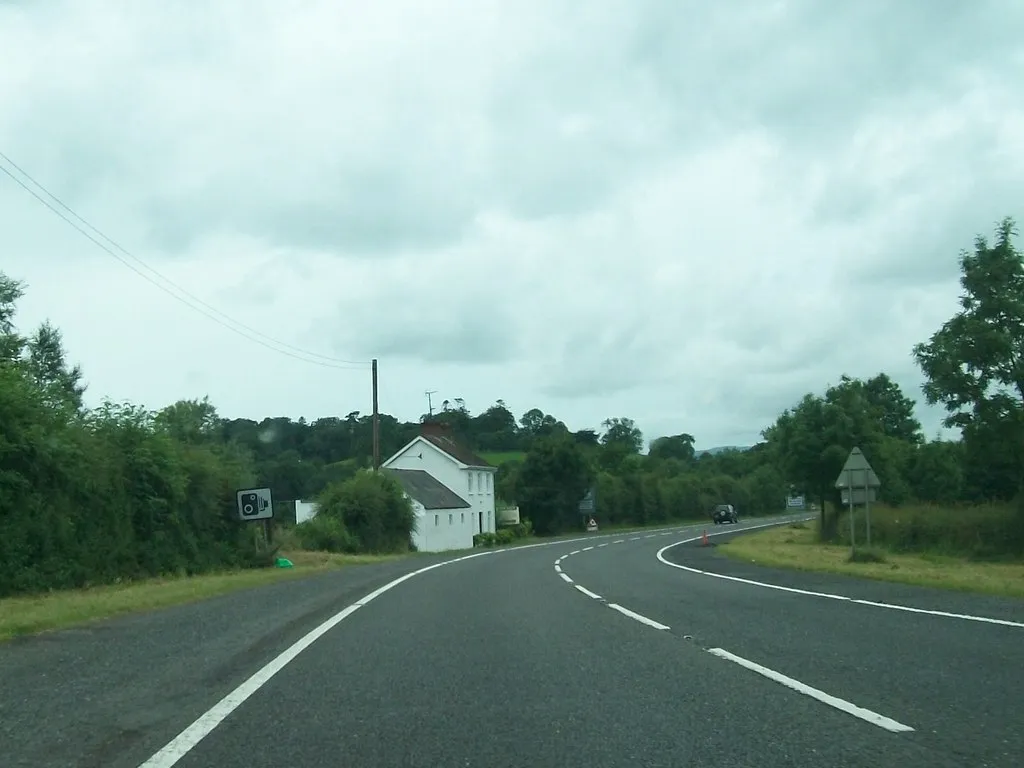 Photo showing: Bend in the A4 west of Tamlaght