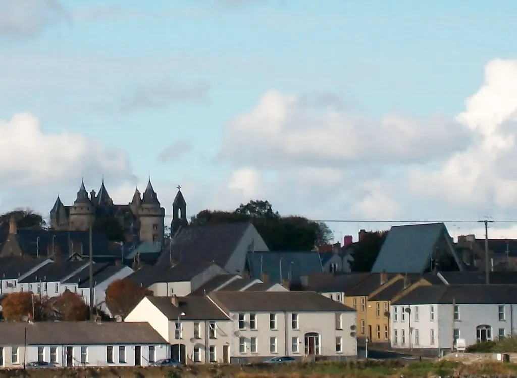 Photo showing: The Catholic chapels in Irish Street, with Killyleagh Castle in the background