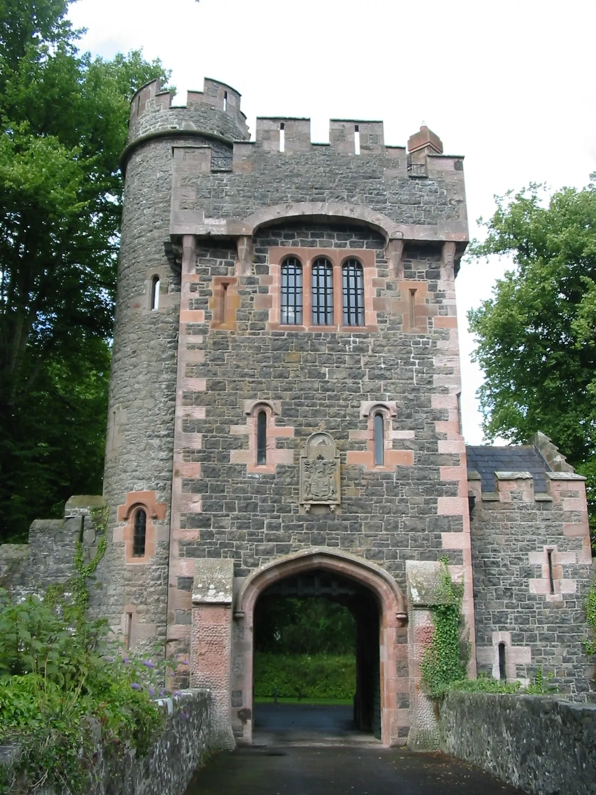 Photo showing: Castle gate, Glenarm, Northern Ireland