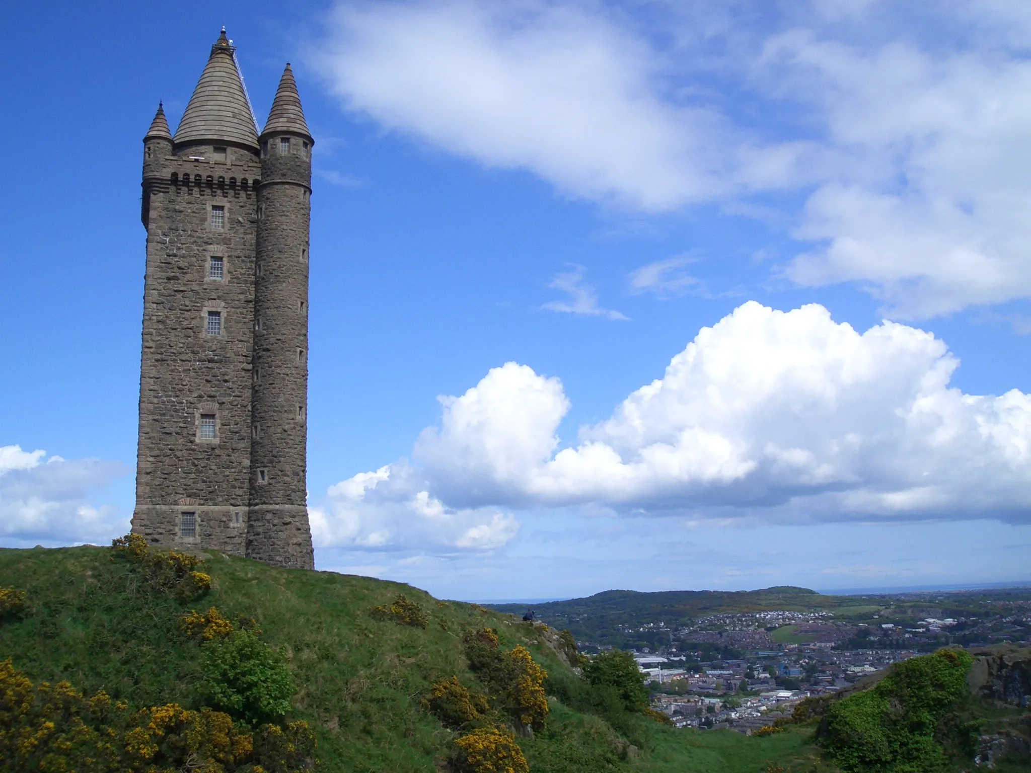 Photo showing: View of Newtownards and Scrabo Tower in County Down, Northern Ireland (Taken with Casio Exilim EXS100 on Sunday 20th May 2007 at 13:00)