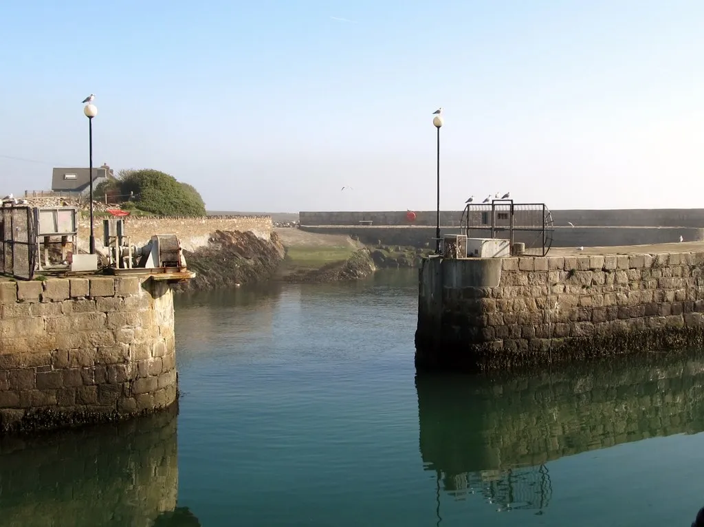 Photo showing: Looking out through the entrance of the Inner Harbour at Annalong