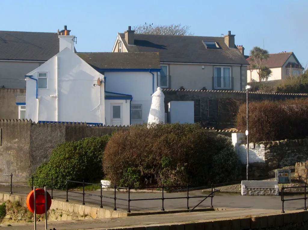 Photo showing: Lighthouse at Annalong Harbour