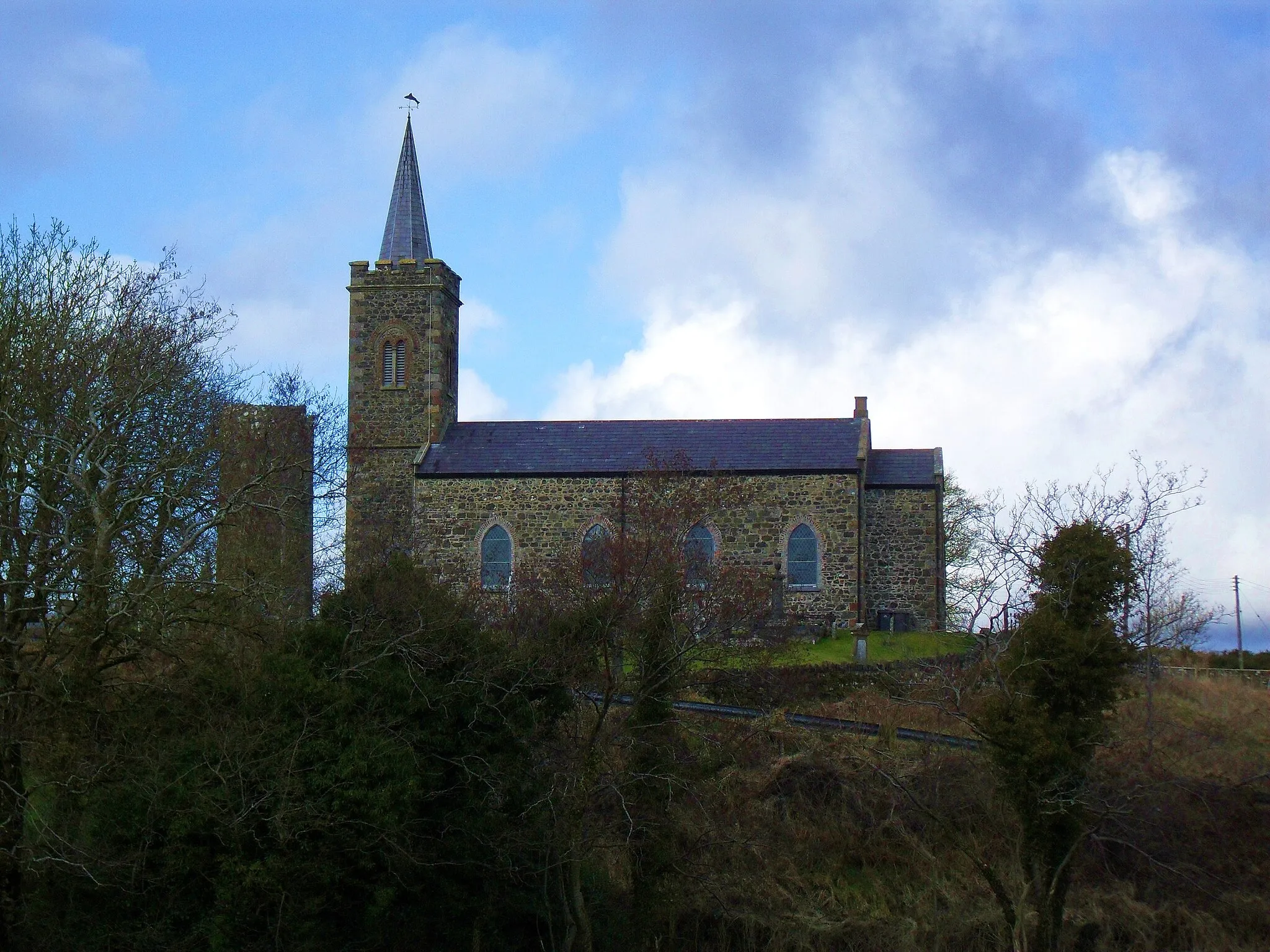 Photo showing: St. Patrick's Church and Round Tower, Armoy In the townland of Glebe, to the east of Armoy village.