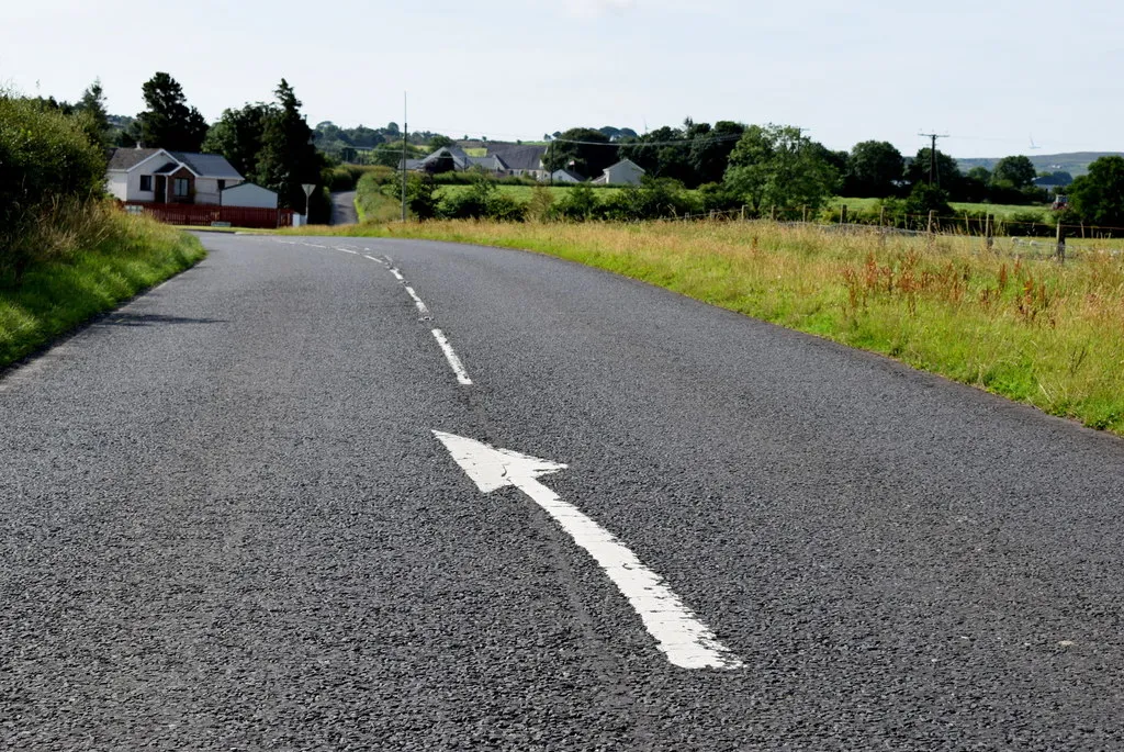 Photo showing: A big pointing arrow on Drumquin Road