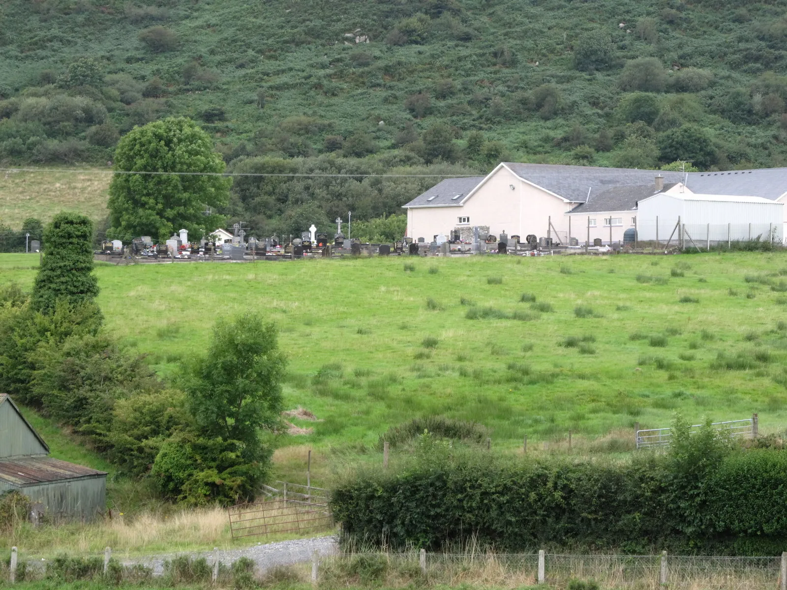 Photo showing: The chapel graveyard and the Old School Theatre at Lislea