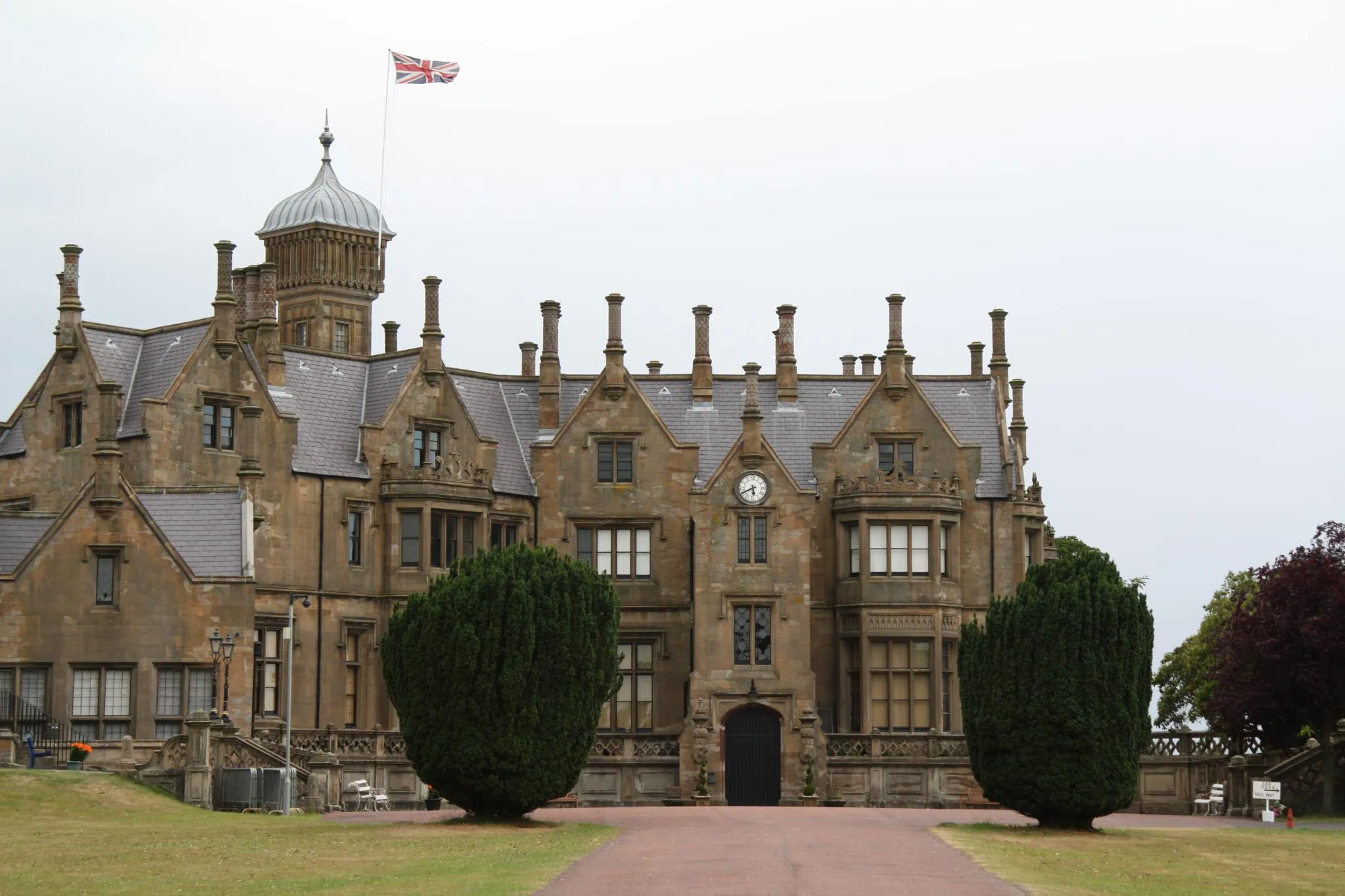 Photo showing: Brownlow House aka Lurgan Castle.

Elizabethan style mansion