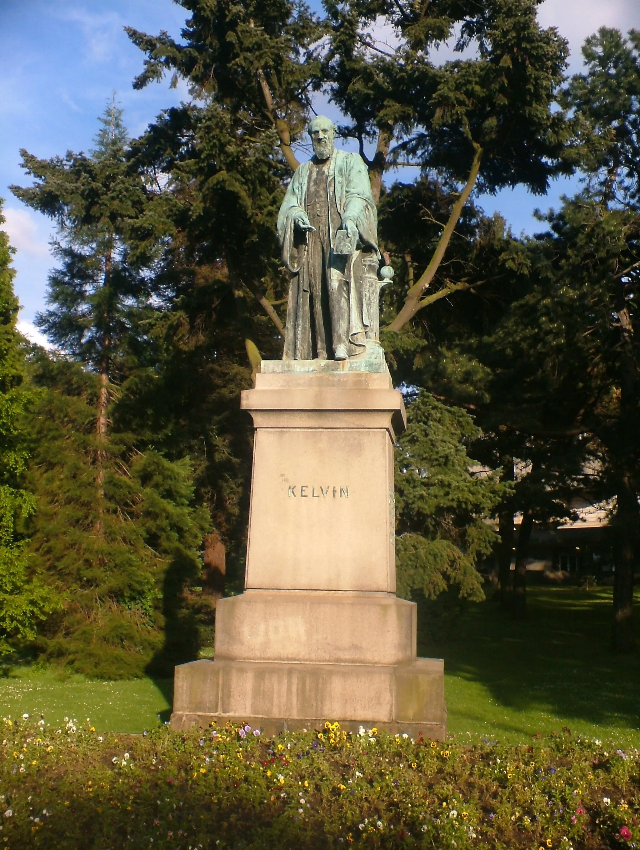 Photo showing: Lord Kelvin's statue in Botanic park, Belfast