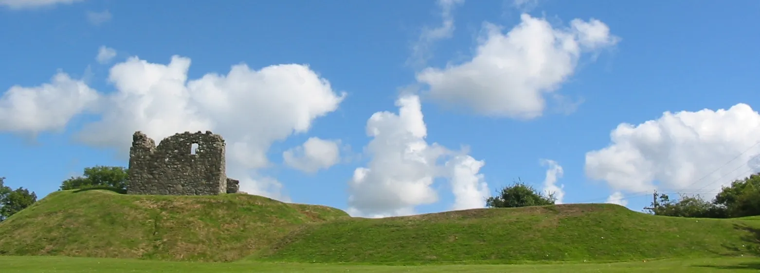 Photo showing: Clough Castle, County Down - Norman motte and bailey with later keep