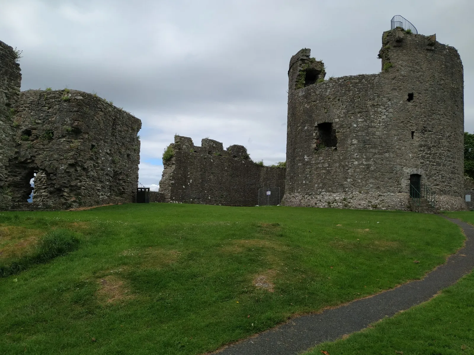 Photo showing: Ruin of Dundrum Castle, County Down, keep and parts of the ring wall