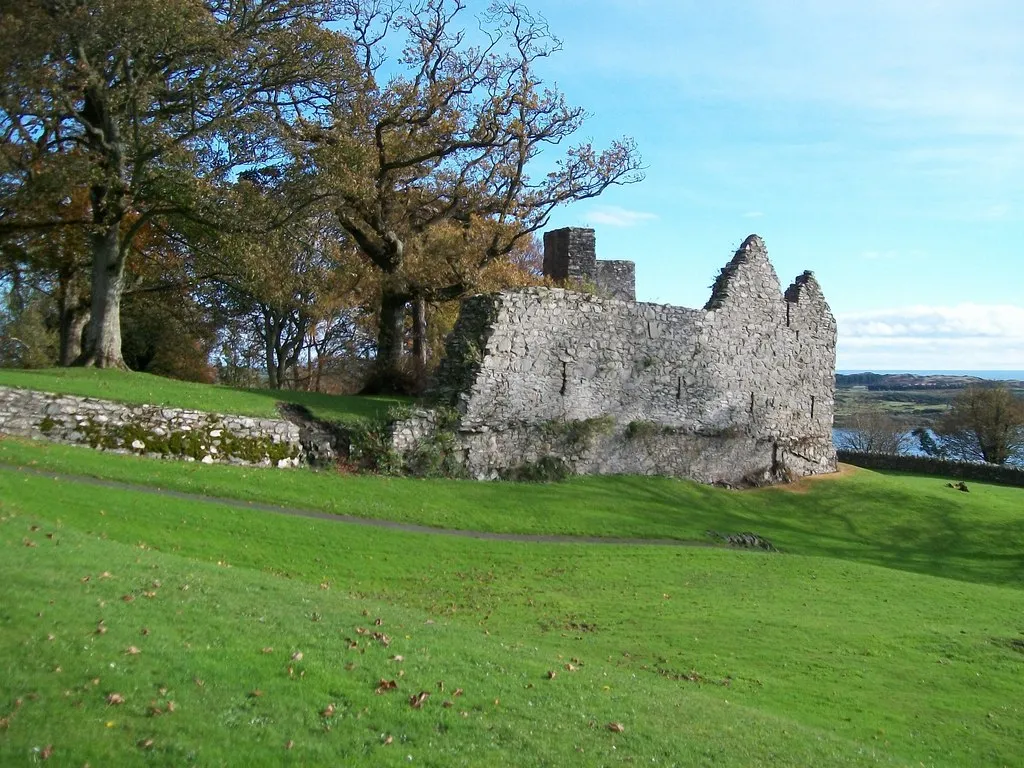 Photo showing: The curtain wall of the Lower Ward of Dundrum Castle