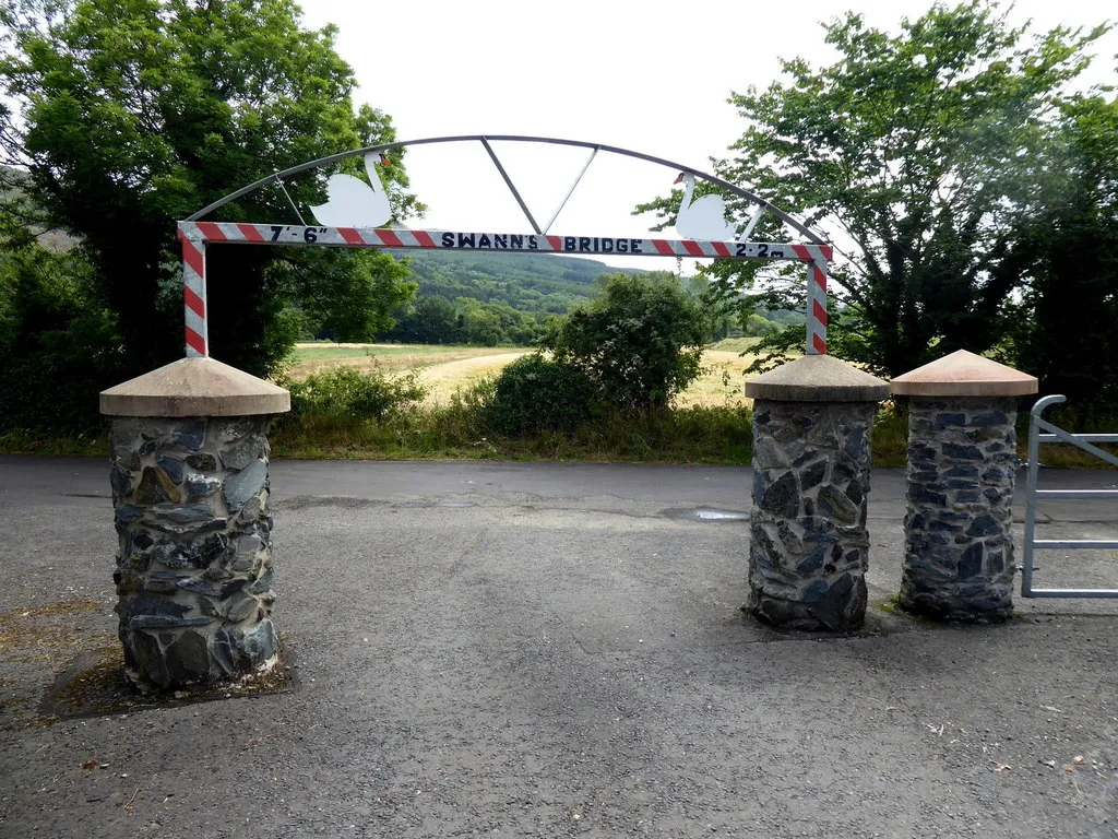 Photo showing: Entrance, Swan's Bridge