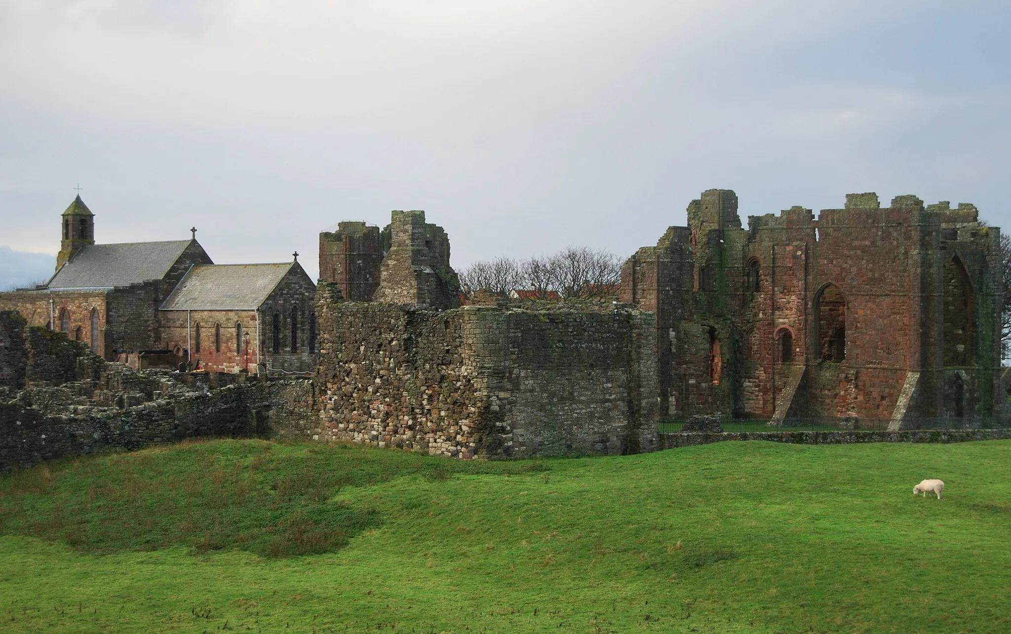 Photo showing: The ruined Abbey on Lindisfarne