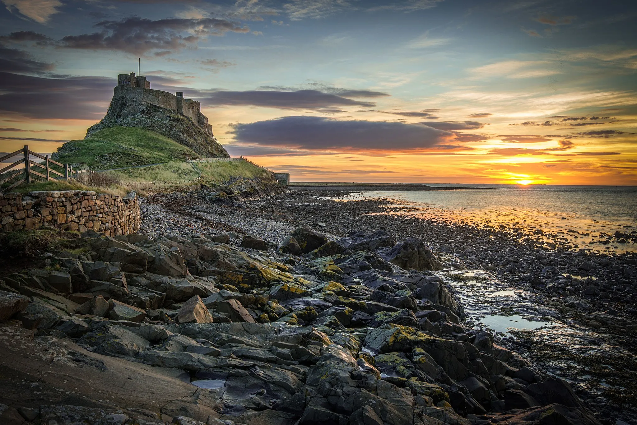 Photo showing: Another landscape shot taken when the sun started to peek over the horizon.