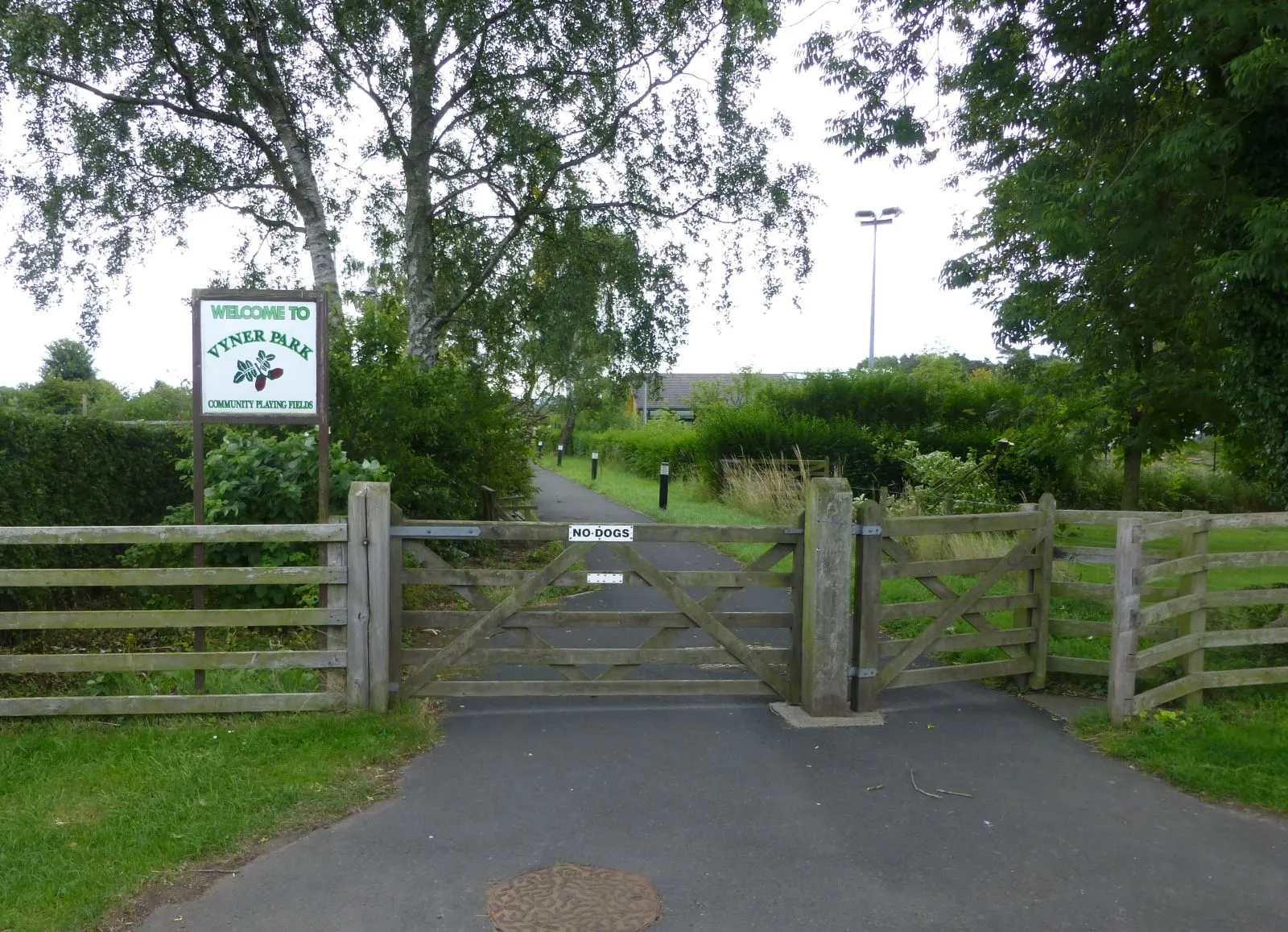 Photo showing: Pedestrian access to Vyner Park
