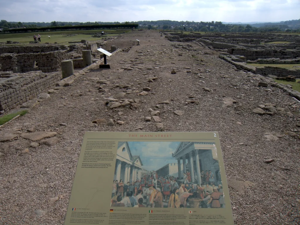 Photo showing: Scene of the Roman road known as the "Stangate", located within the "Corbridge Roman Site", Corbridge, UK.  Taken by Dennis Moynihan, August, 2005.