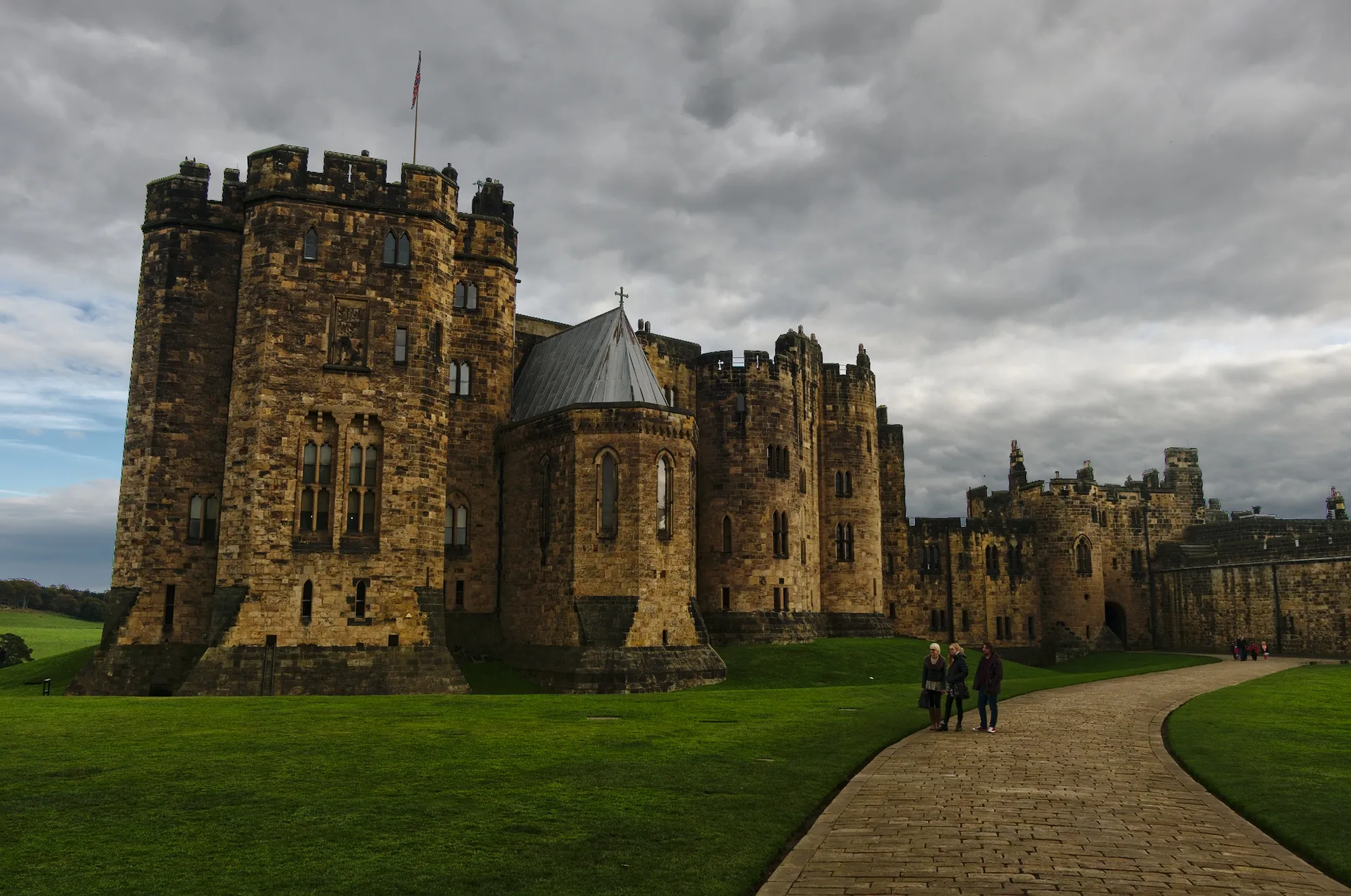 Photo showing: Alnwick "always someone in the way" castle :)