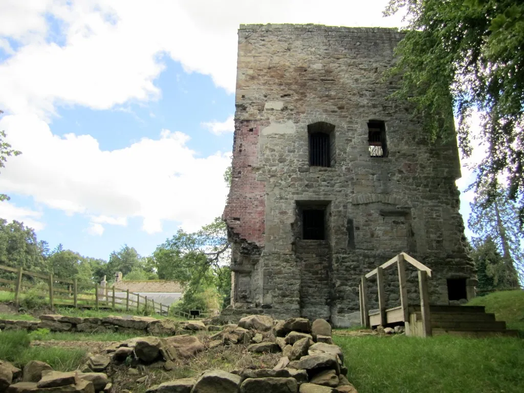 Photo showing: Dilston Castle and remains of Dilston Hall