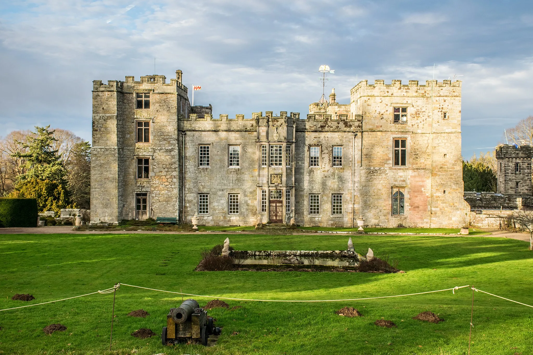 Photo showing: South front of w:Chillingham Castle, Northumberland, England, from the South lawn