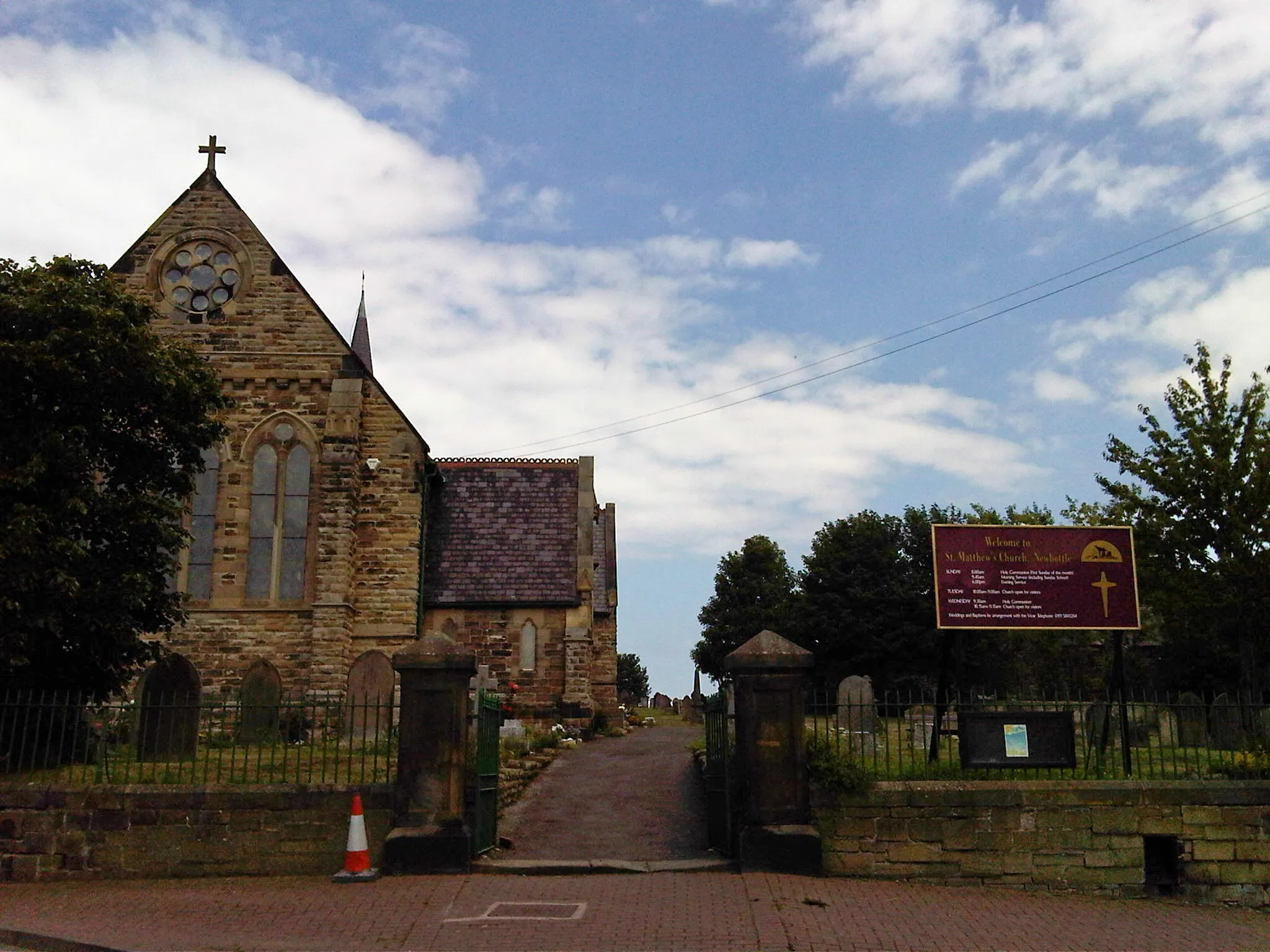 Photo showing: The front entrance to Newbottle parish church Saint Matthews