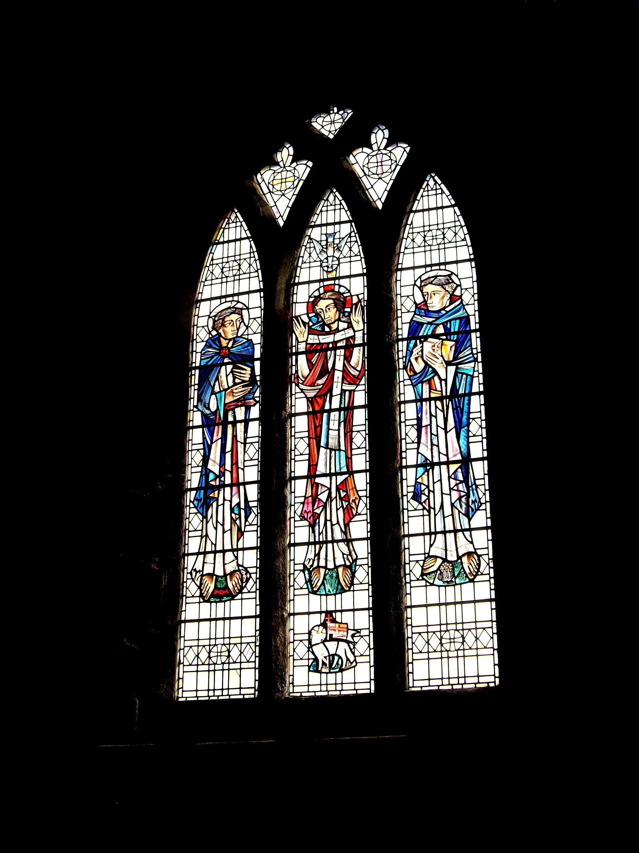 Photo showing: A 13th century 3-light window with intersected mullions