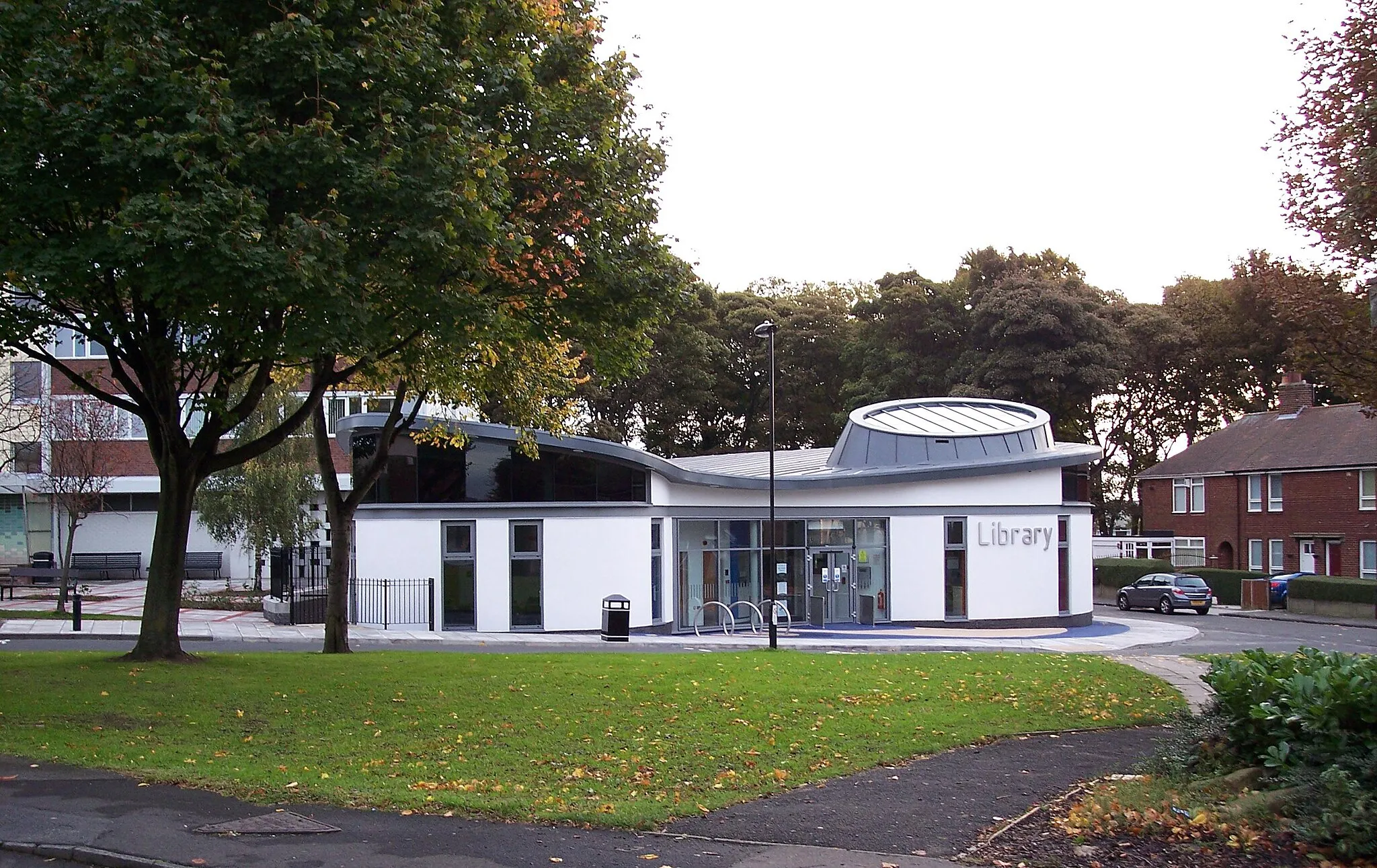 Photo showing: High Heaton Library, Newcastle upon Tyne, UK