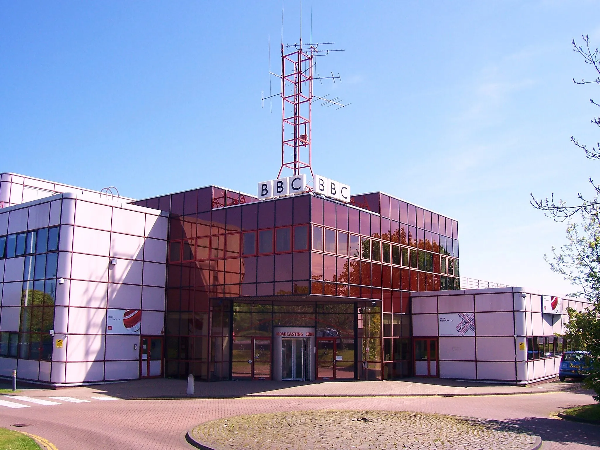 Photo showing: BBC Television and Radio Studios in Newcastle upon Tyne opened in 1988 by HRH Prince Charles and known locally as 'The Pink Palace'.